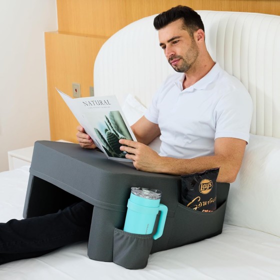 软膝上桌枕适用于笔记本电脑和游戏,扶手笔记本电脑膝上桌适用于带杯架和口袋的床沙发,膝上阅读枕头(深灰色,大号)